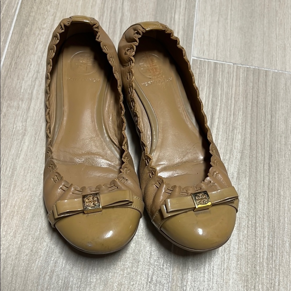 Tory Burch Tan Ballet Flats with Glossy Finish